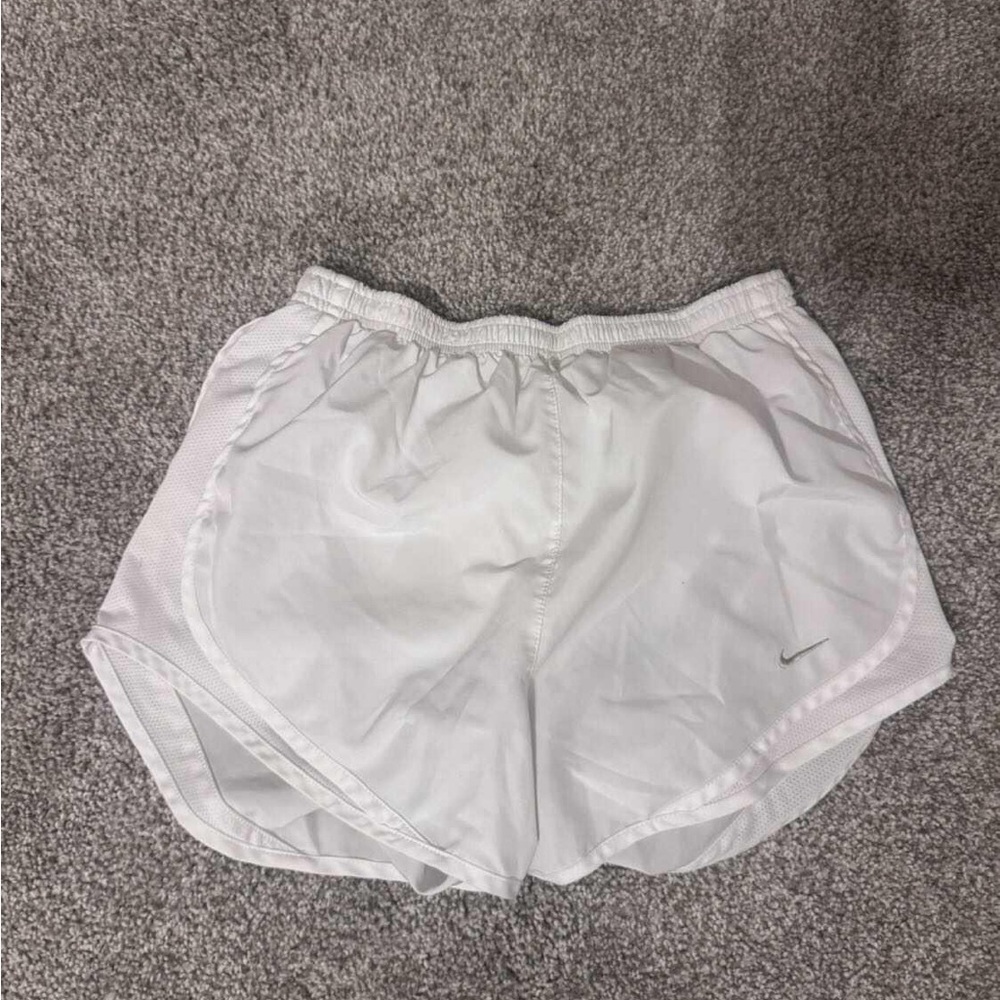 Women’s white Nike Tempo shorts size small